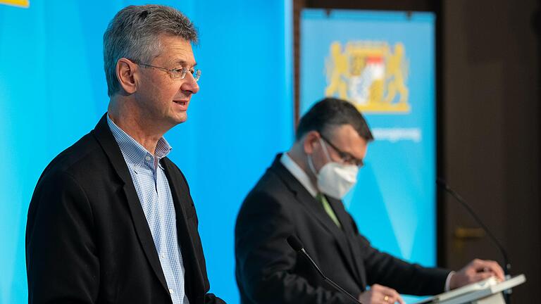 Kultursminister Michael Piazolo (Freie Wähler) und Staatskanzleichef Florian Herrmann (CSU) informieren in München über das Treffen des Bayerischen Kabinetts am Morgen. (Archivfoto)