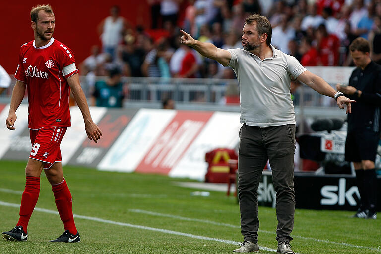 Bernd Hollerbach (rechts) gibt dem damaligen Kapitän Sebastian Neumann Instruktionen.