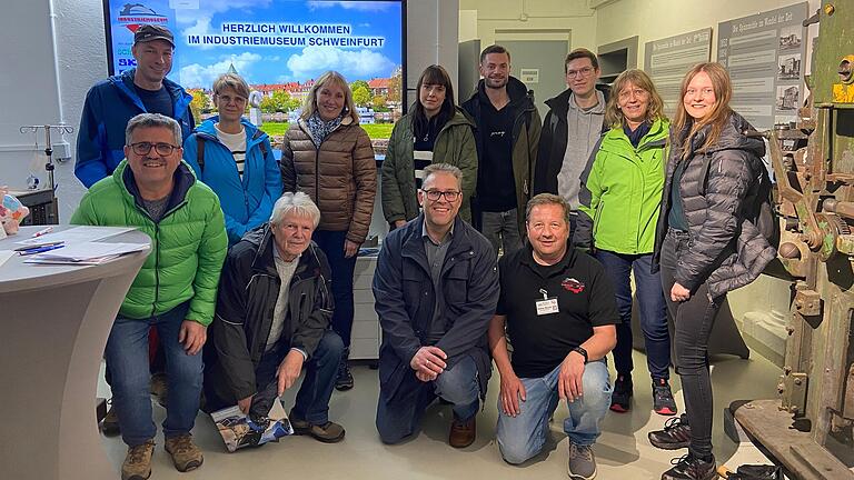 Eine Besuchergruppe nach der Führung im Industriemuseum.&nbsp;