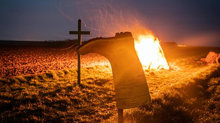 Mit Mahnfeuern, wie auf unserem Bild vom Frühling 2023 im Ochsenfurter Gau, protestieren Bauern auch aktuell wieder.