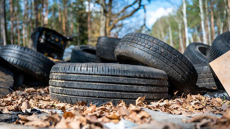 Illegale Müllentsorgung im Wald       -  Illegal entsorgter Müll im Wald ist aus Sicht von Umweltschützern ein Problem - gelöst ist es längst noch nicht (Symbolbild).