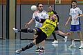 Felix Käb, Kreisläufer des TV Königsberg, erzielt einen Treffer im BOL-Spiel gegen die TG Höchberg.