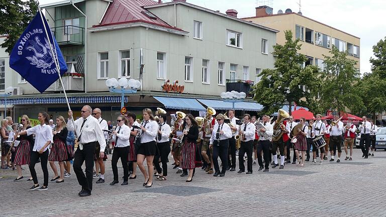 Ein buntes Bild bot der beeindruckende Zug durch die Innenstadt Tranas, gemischt mit den schwedischen Musikanten und den mit Tracht angezogenen Unterfranken.