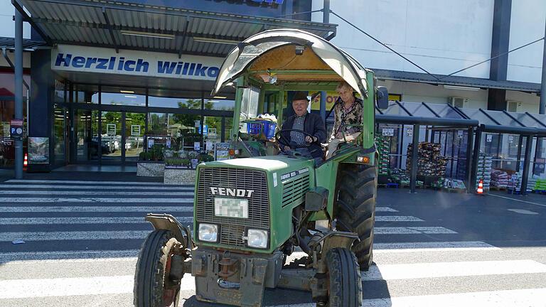 Ein ungewöhnliches Einkaufsfahrzeug ist der Traktor der Kellers aus Stetten