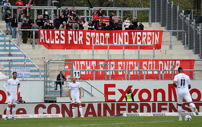 Nach dem feststehenden Abstieg machen die Fans der Würzburger Kickers beim Auswärtsspiel in Meppen ihrem Ärger Luft. Nach dem feststehenden Abstieg machen die Fans der Würzburger Kickers beim Auswärtsspiel in Meppen ihrem Ärger Luft.