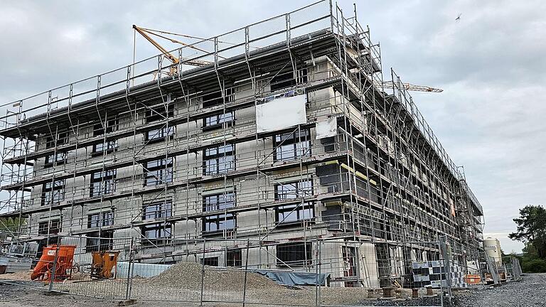 Der imposante, voll eingerüstete Neubau der Diakonie Bamberg-Forchheim im Neubaugebiet 'Mannlehn', der auch von der Coburger Straße aus ins Auge fällt. Hier die Ansicht aus östlicher Richtung.