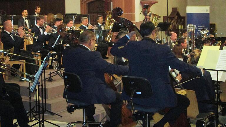 Mit 45 MusikerInnen aus 17 Ländern gab das Polizeiorchester Bayern ein überaus gelungenes Konzert in der Stadtpfarrkirche St. Johannes. Das Orchester spielt ohne Gage für soziale und karitative Zwecke.       -  Mit 45 MusikerInnen aus 17 Ländern gab das Polizeiorchester Bayern ein überaus gelungenes Konzert in der Stadtpfarrkirche St. Johannes. Das Orchester spielt ohne Gage für soziale und karitative Zwecke.