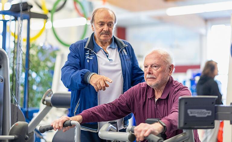 Das Seniorentraining liegt Rainer Griebl besonders am Herzen. Hier gibt er Rudolf Blaschke (85 Jahre) Anweisungen am Gerät. Das Seniorentraining liegt Rainer Griebl besonders am Herzen. Hier gibt er Rudolf Blaschke (85 Jahre) Anweisungen am Gerät. 
