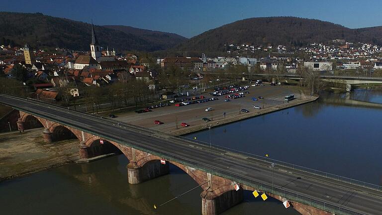 Im Zuge der Bürgerbefragung gab es einmal mehr eine rege Diskussion um die Zukunft der alten Mainbrücke. Die Forderungen reichten bis hin zur Sperrung für den Fahrzeugverkehr. Es gab jedoch auch gegenteilige Positionen.