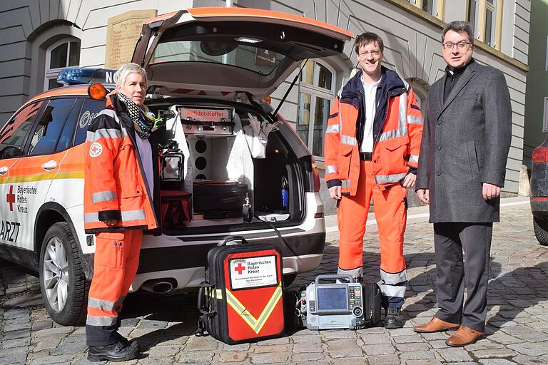 Dr. Andreas Schenk (Mitte) will ab Juli so viele Notarztdienste in Uffenheim wie möglich abdecken. Mit im Bild Sonja Düll (Fahrerin des Notarztwagens) und Bürgermeister Wolfgang Lampe. Dr. Andreas Schenk (Mitte) will ab Juli so viele Notarztdienste in Uffenheim wie möglich abdecken. Mit im Bild Sonja Düll (Fahrerin des Notarztwagens) und Bürgermeister Wolfgang Lampe.