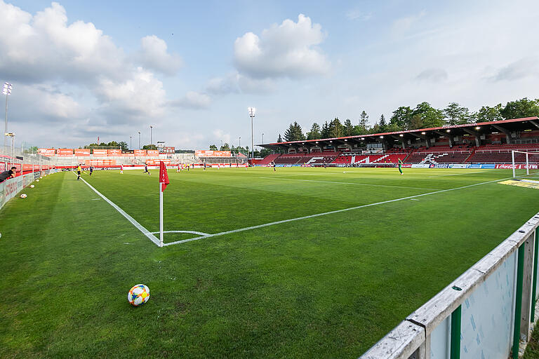 Wenn das Spiel angepfiffen wird, dürfen sich insgesamt 235 Menschen auf dem Stadiongelände befinden. 96 im Innenraum, genau 100 auf der Tribüne und 39 auf dem restlichen Stadiongelände. Einlaufkinder, Maskottchen und vieles, was zur Fußballshow dazugehört, gibt es bei den Geisterspielen nicht.