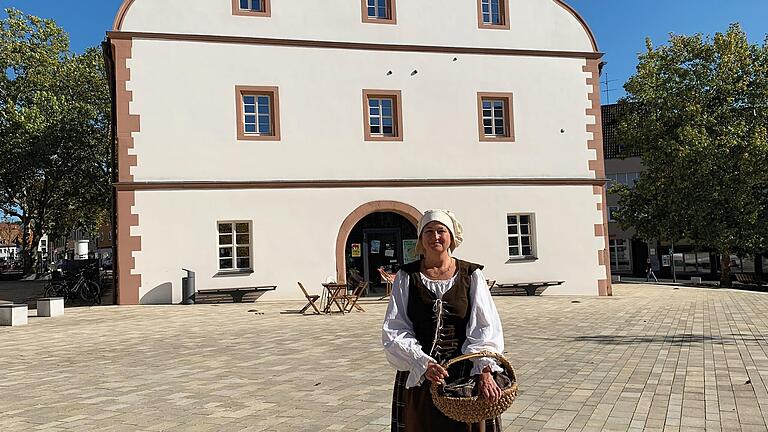 Gästeführerin Martina Barth kennt sich mit der Geschichte des Dreißigjährigen Kriegs in Schweinfurt bestens aus. In der Zeughausfassade stecken noch heute Kanonenkugeln aus dieser Zeit.