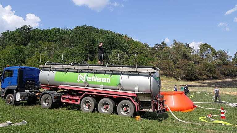 Enorme Unterstützung für die Feuerwehr: Landwirte schafften mit Güllefässern oder gar großen Tankaufliegern Löschwasser heran.&nbsp;