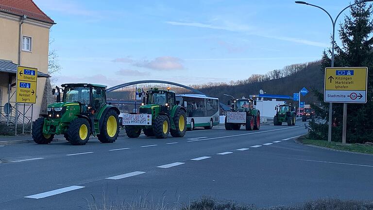 Bauernproteste im Landkreis Kitzingen, Traktoren-Korso in Marktbreit. Bauernproteste im Landkreis Kitzingen, Traktoren-Korso in Marktbreit.