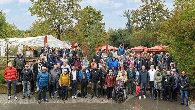 Die Teilnehmerinnen und Teilnehmer stellten sich zum Foto zusammen.