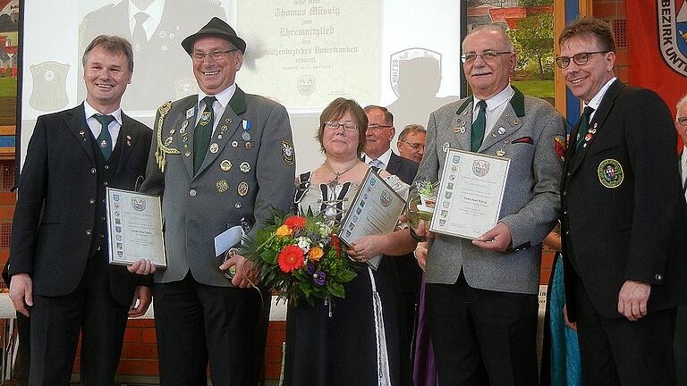 Geehrte beim 66. Bezirksschützentag in Birkenfeld, von links 2. Bezirksschützenmeister Uli Schmitt (Hollstadt), Peter Gracz (Sennfeld), Anette Kirchner (Faulbach), Josef König (Zeuzleben), Bezirksschützenmeister Mathias Dörrie und (im Hintergrund) Bezirkstagspräsident Erwin Dotzel.