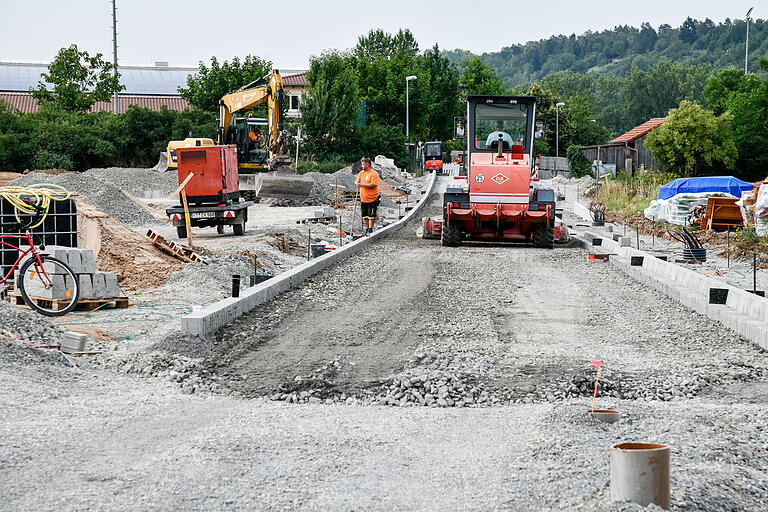 Neben dem Hochseilgarten entsteht eine Straße zum zukünftigen Gewerbegebiet 'Am Thomasboden'. Neben dem Hochseilgarten entsteht eine Straße zum zukünftigen Gewerbegebiet 'Am Thomasboden'.