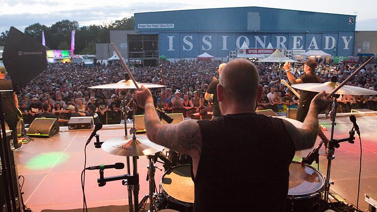 Nach der dritten Auflage des Punkrock-Festivals 'Mission Ready' in Giebelstadt im Jahr 2019 war 2020 eine Corona-bedingte Pause angesagt. Ob das Open Air in diesem Jahr stattfindet, steht noch nicht fest. Nach der dritten Auflage des Punkrock-Festivals 'Mission Ready' in Giebelstadt im Jahr 2019 war 2020 eine Corona-bedingte Pause angesagt. Ob das Open Air in diesem Jahr stattfindet, steht noch nicht fest.