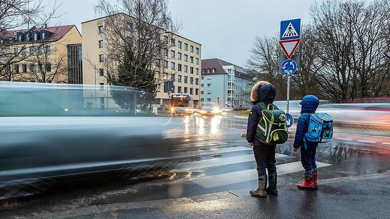Auf dem Weg zur Schule sind Kinder insbesondere in stark befahrenen Gebieten hohen Gefahren ausgesetzt. Auf dem Weg zur Schule sind Kinder insbesondere in stark befahrenen Gebieten hohen Gefahren ausgesetzt.
