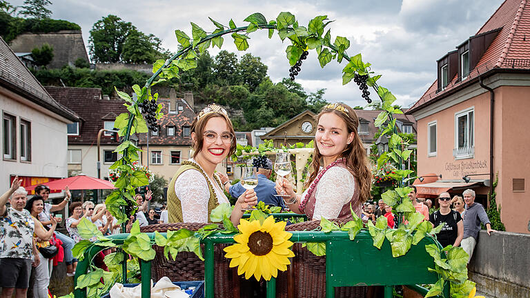 Zahlreiche Trachtengruppen und Vereine ziehen am Samstag (06.07.24) im Rahmen des Kiliani Umzugs durch die Innenstadt in Würzburg. Der Umzug ist fester Betandteil des Kiliani Volksfestes und findet traditionell am ersten Samstag des Festes statt.