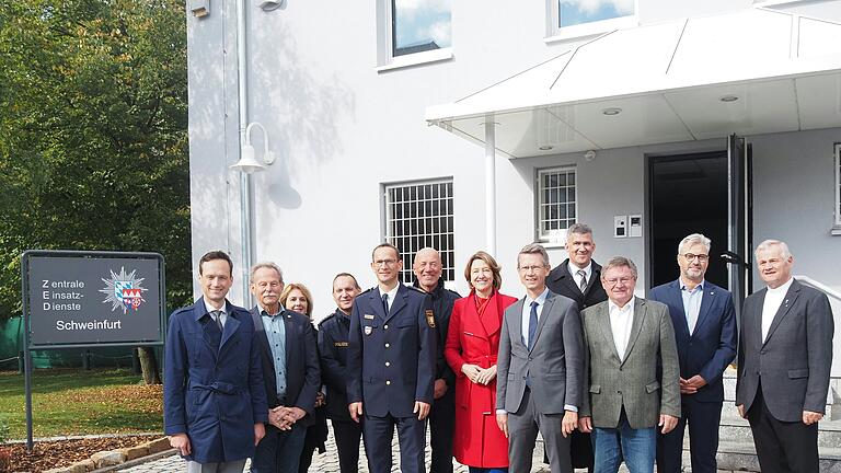 Feierten den Umzug der 'Zentralen Einsatzdienste der Polizei (von links): Landrat Florian Töpper, MdL Paul Knoblach und MdL Martina Gießübel, Rüdiger Merthen, stellvertretender Leiter der ZED, Holger Baumbach (Vizepräsident des Polizeipräsidiums Unterfranken), ZED-Leiter Thomas Ebert, MdB Anja Weisgerber, OB Sebastian Remelé, Thomas Kästner (Stadtwerke Schweinfurt), Ex-Innenstaatssekretär Gerhard Eck sowie die Seelsorger Matthias Zöller und Werner Kirchner.