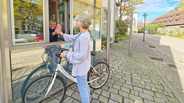 Durstig? Bei den Oberzeller Franziskanerinnen können sich Besucher jederzeit ihre Trinkflasche mit frischem Leitungswasser füllen lassen. Seit kurzem ist das Kloster Oberzell offiziell eine sogenannte Refill-Station.