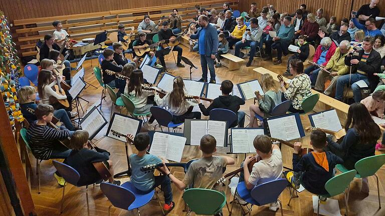 Abschlussvorspiel in der Turnhalle des Karl-Beck-Hauses Reichmannshausen. Das große Kursorchester spielt unter der Leitung von Dozent Markus Joppich. Abschlussvorspiel in der Turnhalle des Karl-Beck-Hauses Reichmannshausen. Das große Kursorchester spielt unter der Leitung von Dozent Markus Joppich.