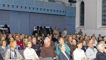 Interessiert: Rund 120 Bürger, darunter ein gutes Dutzend Stadträte sowie Mitarbeiter der Verwaltung, waren am Montag zur Bürgerversammlung in die Alte Synagoge nach Kitzingen gekommen. Das einzige Thema war die zukünftige Nutzung des Gartenschaugeländes. Interessiert verfolgten die Teilnehmer eine 15-minütige Diaschau, die zum Auftakt der Versammmlung die Erinnerung an die Gartenschau wachrufen sollte.