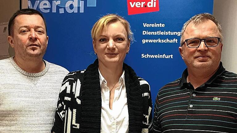 Wolfgang Brühl, Personalratsvorsitzender BRK-Kreisverband Haßberge, Marietta Eder, die stellvertretende Geschäftsführerin von Verdi Schweinfurt, und Waldemar Lutter, BRK-Mitarbeiter in der Rettungswache Ebern und Mitglied der Tarifkommission, sind unzufrieden über den Stand der Tarifverhandlungen. Wolfgang Brühl, Personalratsvorsitzender BRK-Kreisverband Haßberge, Marietta Eder, die stellvertretende Geschäftsführerin von Verdi Schweinfurt, und Waldemar Lutter, BRK-Mitarbeiter in der Rettungswache Ebern und Mitglied der Tarifkommission, sind unzufrieden über den Stand der Tarifverhandlungen.