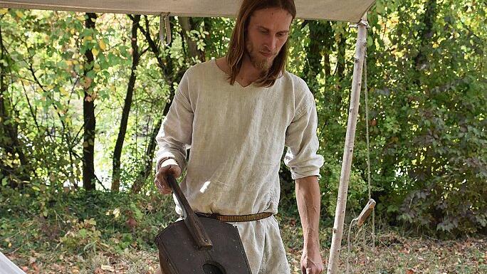 Ursprüngliches Schmiedehandwerk. Sascha Salzwedel schürte in seiner mobilen Schmiede das Feuer. Er stellt Messer, Äxte und Schwerter her. Ursprüngliches Schmiedehandwerk. Sascha Salzwedel schürte in seiner mobilen Schmiede das Feuer. Er stellt Messer, Äxte und Schwerter her.