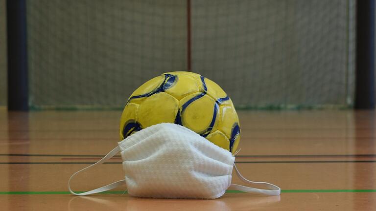 Wie geht es mit dem Amateur- und Jugendhandball in Zeiten von Corona weiter? Ein normaler Spielbetrieb scheint derzeit fast nicht möglich zu sein. Wie geht es mit dem Amateur- und Jugendhandball in Zeiten von Corona weiter? Ein normaler Spielbetrieb scheint derzeit fast nicht möglich zu sein.