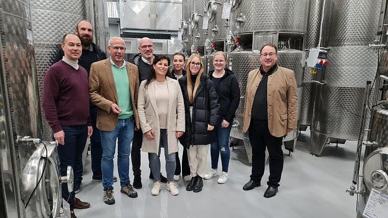 Im Bild (von links):Tibor Brumme (Kreisvorsitzender MU), Christian Ehrlich (Klein Kellereiartikel), Dieter Haag, Thorsten und Susanne Klein mit Sophia und Emma Klein, Annika Bender (Die Winzerhalle), Stephan Gehlert (MU). Im Bild (von links):Tibor Brumme (Kreisvorsitzender MU), Christian Ehrlich (Klein Kellereiartikel), Dieter Haag, Thorsten und Susanne Klein mit Sophia und Emma Klein, Annika Bender (Die Winzerhalle), Stephan Gehlert (MU).