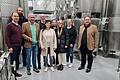 Im Bild (von links):Tibor Brumme (Kreisvorsitzender MU), Christian Ehrlich (Klein Kellereiartikel), Dieter Haag, Thorsten und Susanne Klein mit Sophia und Emma Klein, Annika Bender (Die Winzerhalle), Stephan Gehlert (MU).