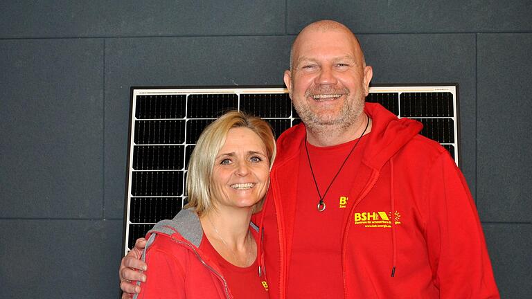Michaela und Rainer Bötsch sind die Chefs der Firma BSH Energie GmbH in Bad Königshofen. Rainer Bötsch findet, dass die Firma Senec auf die vereinzelten Probleme mit ihren Stromspeichern angemessen reagiere. Michaela und Rainer Bötsch sind die Chefs der Firma BSH Energie GmbH in Bad Königshofen. Rainer Bötsch findet, dass die Firma Senec auf die vereinzelten Probleme mit ihren Stromspeichern angemessen reagiere.