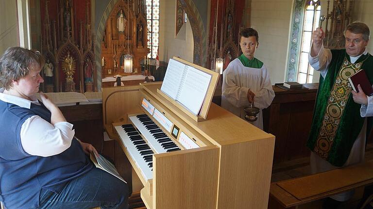 Pfarrer Günter Höfler segnet die neue Orgel der Bischwinder Kappel, die von Organistin Monika Rößner gespielt wurde.