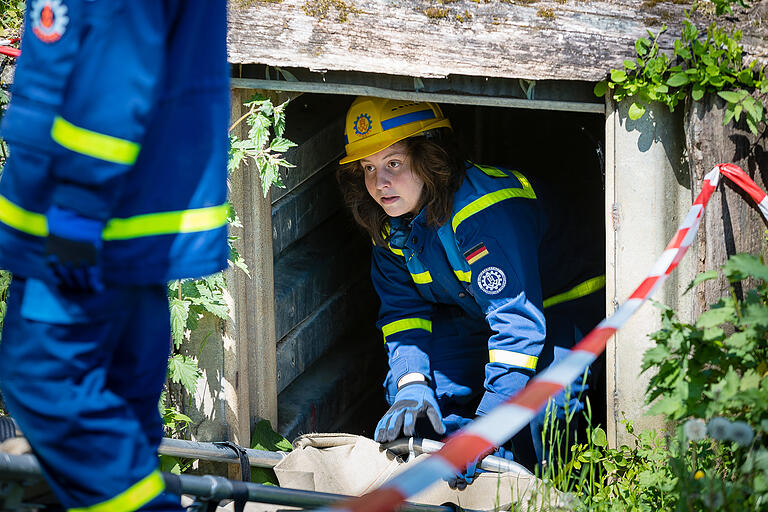 Auch die 10 bis 18jährigen Mädchen und Jungen der THW Jugendgruppe nutzt die Chance zum Üben. Hier wird ein Verletzter in einer Schleifkorbtrage aus einem Schacht geborgen Auch die 10 bis 18jährigen Mädchen und Jungen der THW Jugendgruppe nutzt die Chance zum Üben. Hier wird ein Verletzter in einer Schleifkorbtrage aus einem Schacht geborgen