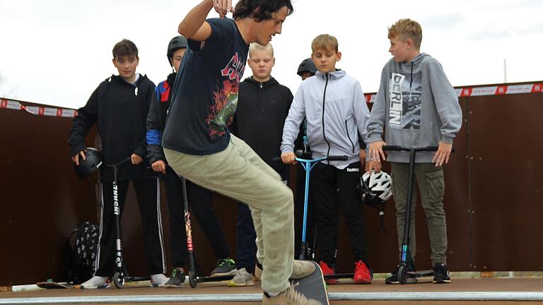 Die neue Skateanlage in Astheim garantiert Sport, Spiel und Spaß. Peter Künzler zeigte beim Auftakt sein Können auf dem Skateboard. Die neue Skateanlage in Astheim garantiert Sport, Spiel und Spaß. Peter Künzler zeigte beim Auftakt sein Können auf dem Skateboard.