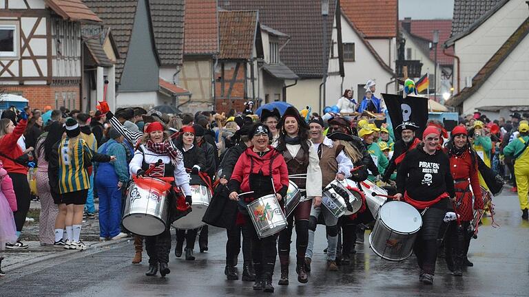 Ausgelassene Stimmung herrschte im letzten Jahr beim Faschingsumzug in Aubstadt. Ausgelassene Stimmung herrschte im letzten Jahr beim Faschingsumzug in Aubstadt.