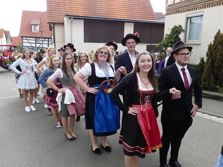 Premiere: Die Oberelsbacher Kermesleut waren beim Festzug des 37. Weisbacher Oktoberfestes zum ersten Mal mit von der Partie. Premiere: Die Oberelsbacher Kermesleut waren beim Festzug des 37. Weisbacher Oktoberfestes zum ersten Mal mit von der Partie.