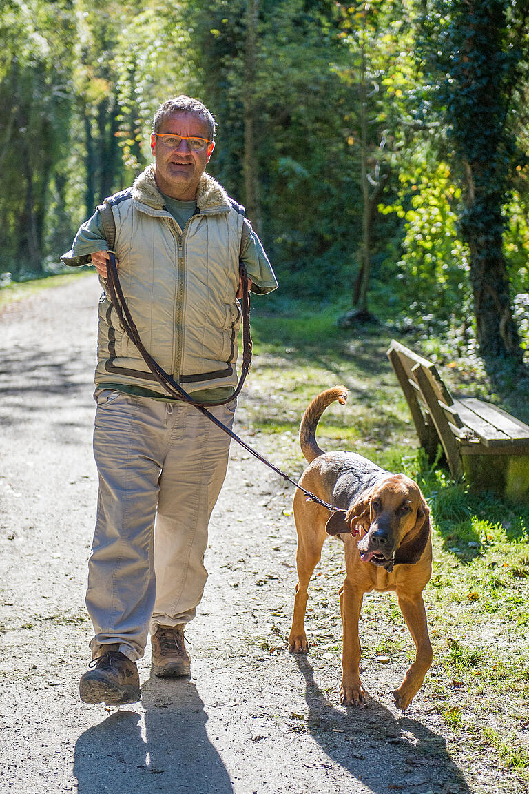 Peter Büttner mit seiner Bloodhound Hündin Froni. Peter Büttner mit seiner Bloodhound Hündin Froni.