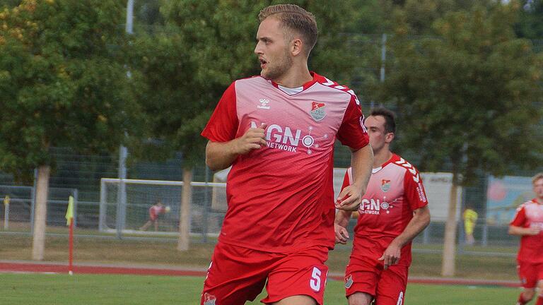 Jannik Fippl (vorne) ist einen Schritt weiter, sich beim Fußball-Regionalligisten TSV Aubstadt zu etablieren. Im Auswärtsspiel beim VfB Eichstätt hofft er erneut auf einen Einsatz.
