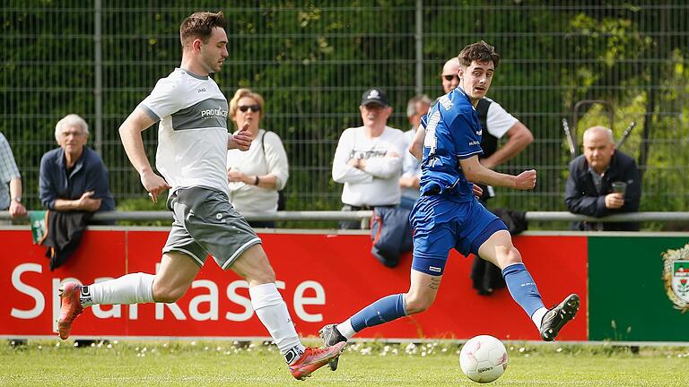 Christian Kuhn (links, hier im Laufduell mit Tim Herbert beim FV 04 Würzburg) schließt sich zur neuen Saison dem TSV Abtswind an.