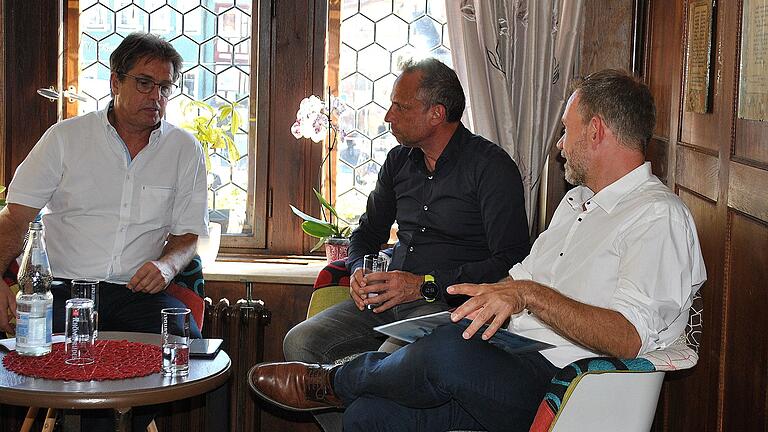 Wasser-Talk im Schlundhaus: Bayerns Umweltminister Thorsten Glauber nahm Stellung, neben ihm sitzen BBV-Ortsobmann Mathias Klöffel (links) und Moderator Frank Helmerich.