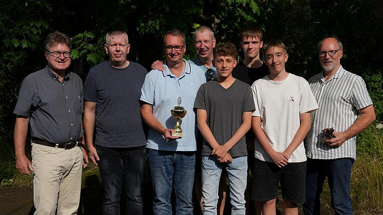 Ehrungen Tischtennis (von links): Sportreferent Jürgen Montag, Benno Müller (Abteilungsleiter), Jürgen Hänelt (Mannschaftsführer 2. Herren - Meister), Frank Gresser (Vereinsmeister Herrendoppel), Mika Katzenberger (Vereinsmeister Jugenddoppel), Hubertas Juskevicius (Vereinsmeister Herrendoppel), Felix Wirth (Vereinsmeister Jugenddoppel), Peter Schmitt (Trainer) mit 'Felix'.