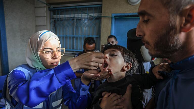 Nahostkonflikt - Polio-Impfkampagne in Deir El-Balah - 590.000 Kinder unter zehn Jahren sollen die zweite Polio-Impfdosis erhalten. Nahostkonflikt - Polio-Impfkampagne in Deir El-Balah - 590.000 Kinder unter zehn Jahren sollen die zweite Polio-Impfdosis erhalten.