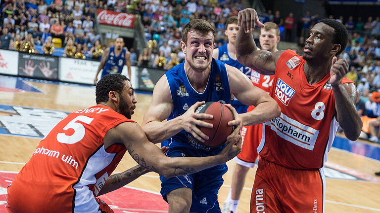 Skyliners Frankfurt - ratiopharm Ulm       -  Johannes Richter (Mitte, hier noch bei Frankfurt) gegen Pierria Henry (l, Ulm) und Raymar Morgan (r, Ulm).