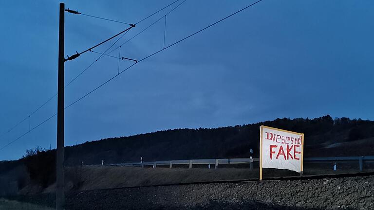 Plakate an der ICE-Strecke: Der Anschlag auf die Werntalbahn bei Stetten (Lkr. Main-Spessart) im Januar 2021 beschäftigt noch immer die Staatsanwaltschaft.