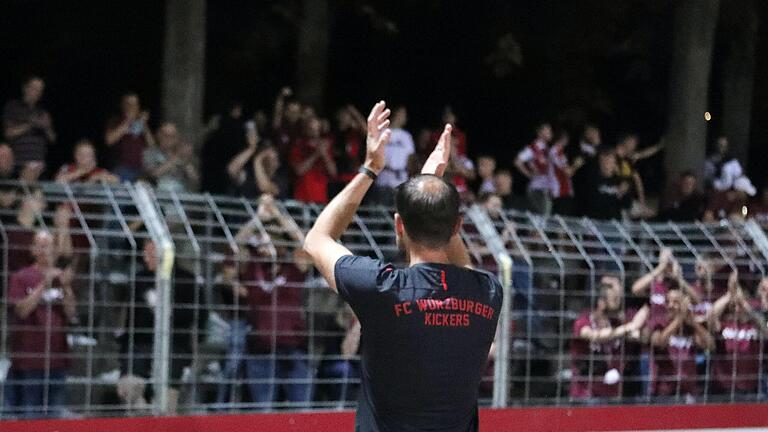 Dank an die Fans: Trainer Marco Wildersinn ließ sich in Schweinfurt zum Gang zu den mitgereisten Anhängern überreden.