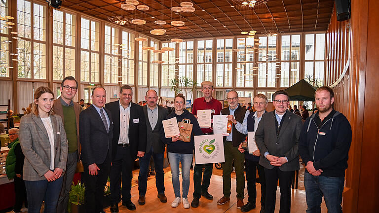 Bei der Lebensmittelmesse „Meet &amp; Greet Direktvermarktung“ in der Wandelhalle in Bad Mergentheim wurden die ersten vier Betriebe mit dem Qualitätssiegel „Bio-Region Main-Tauber-Kreis“ ausgezeichnet. Dazu gratulierten Landrat Christoph Schauder (Zweiter von rechts) sowie Erster Landesbeamter Florian Busch (Zweiter von links).