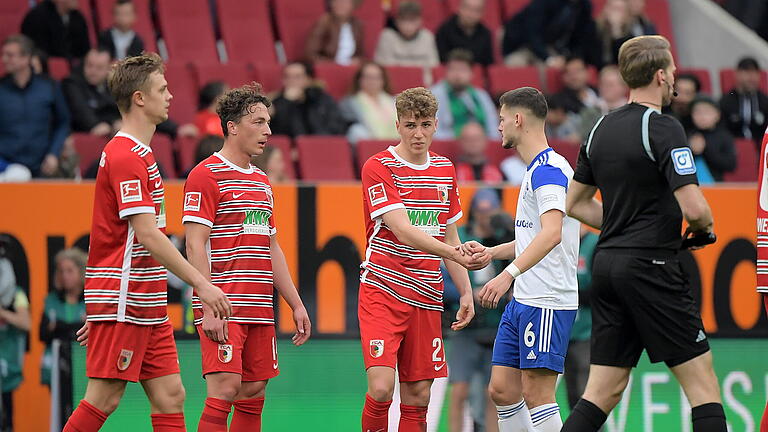 Fussball 1.Bundesliga, FC Augsburg - FC Schalke 04       -  Arne Engels  (Mitte) verabschiedet sich von Tom Krauß unter den Augen von Robert Gumny und Julian Baumgartlinger (v.l.).